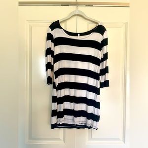Black and white striped 3/4 sleeve tunic top